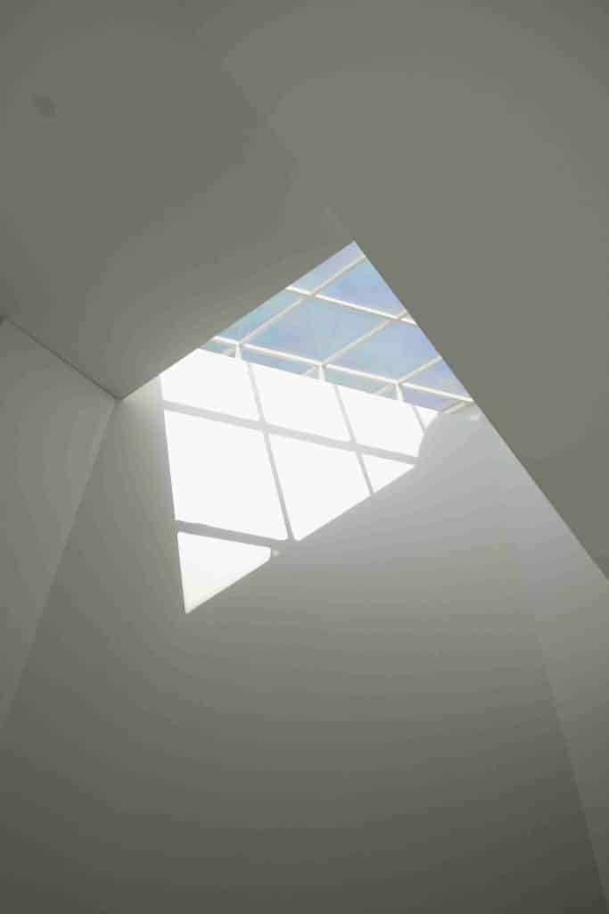 rumah split level dengan cahaya alami