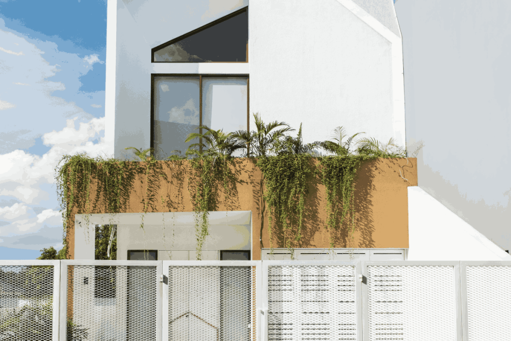 Rumah Kontemporer Minimalis Tropis dengan Greenery Void