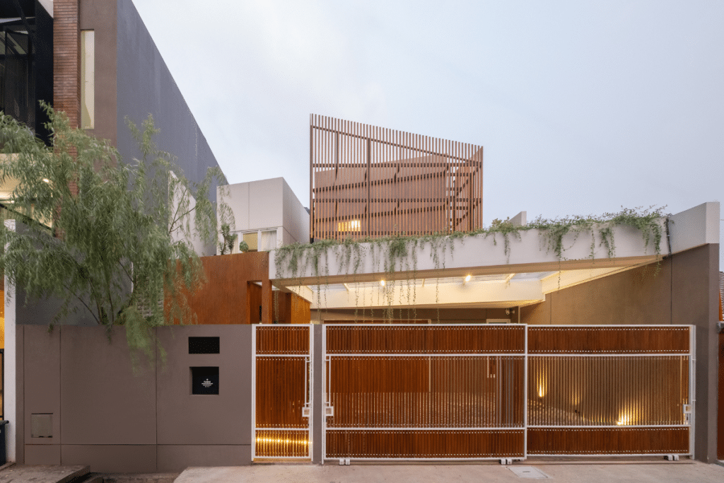 Treei House yang menonjolkan elemen kayu alami dan atap miring mengalir.
