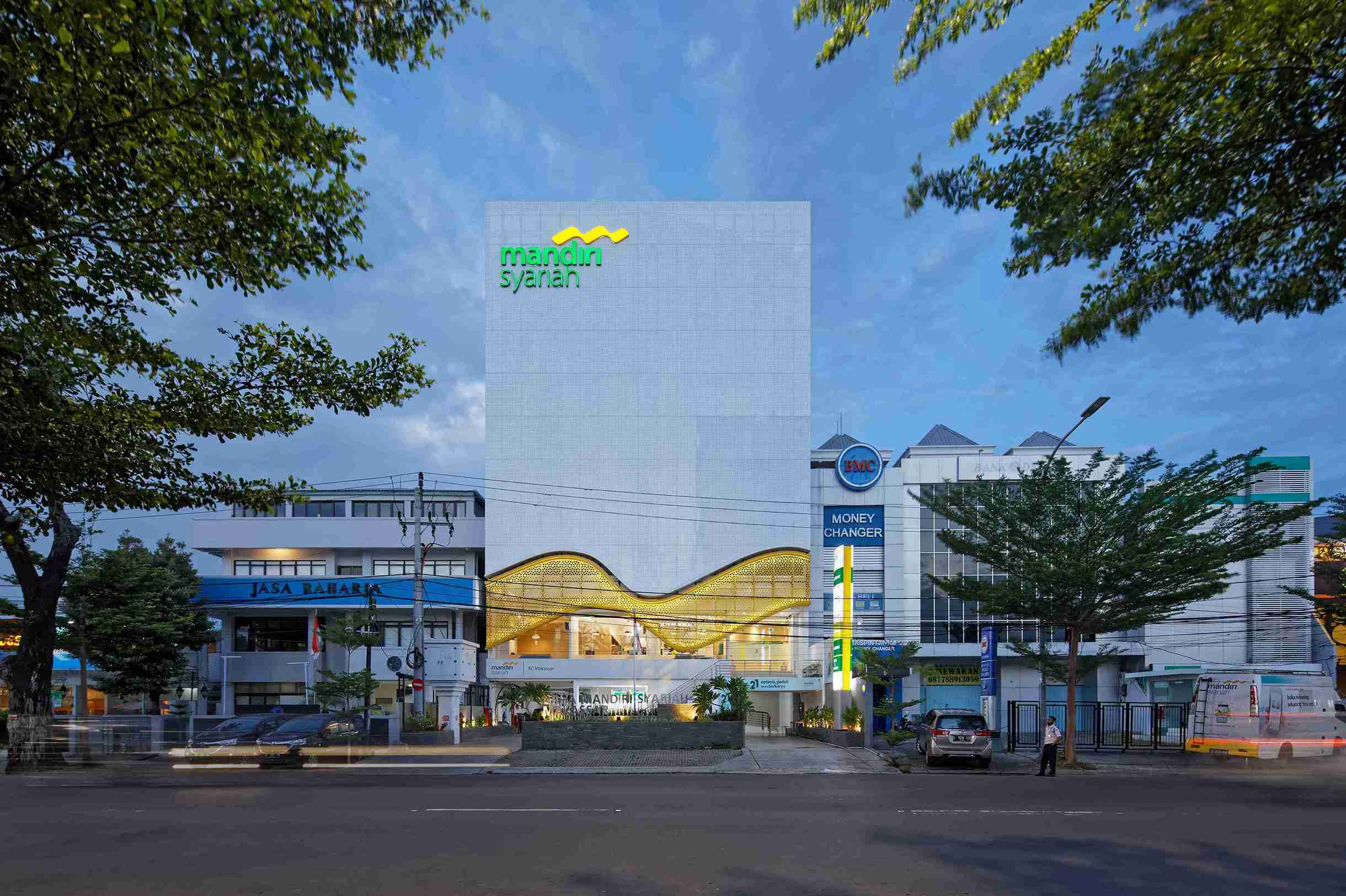 fasad bangunan komersial