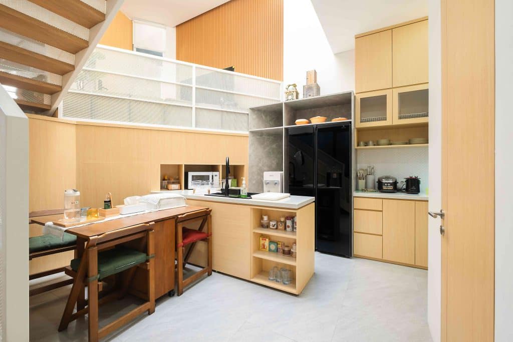 kursi makan ergonomis