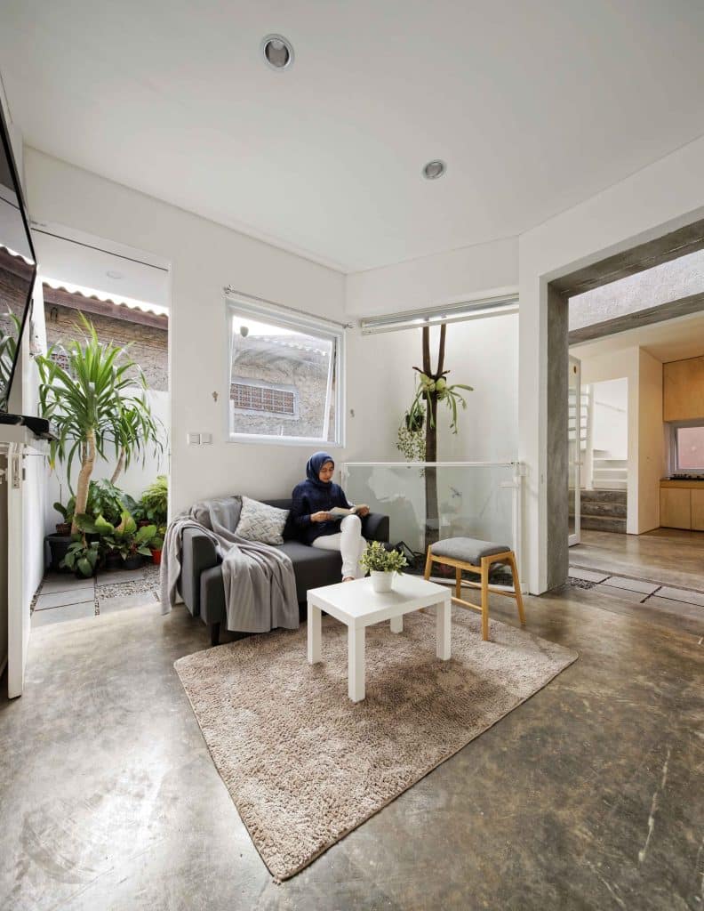 ruang keluarga terbuka ke outdoor