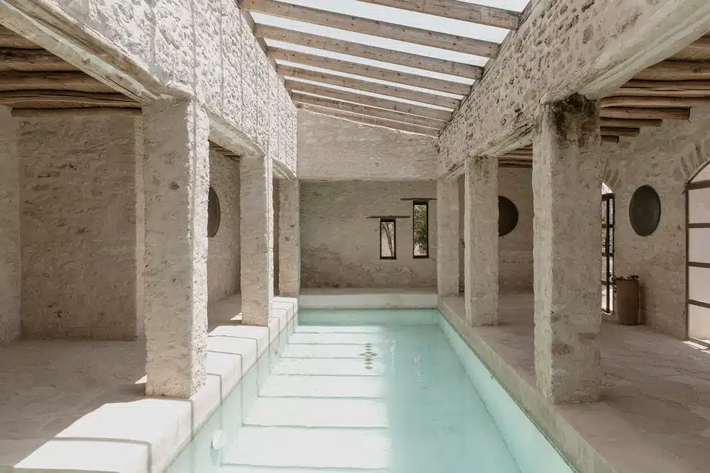 konsep kolam renang dalam rumah