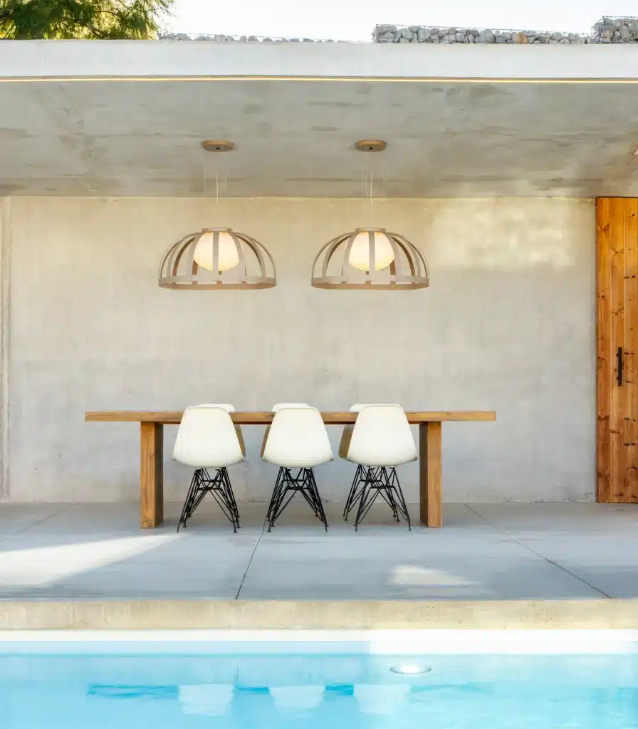 kolam renang di dalam rumah mewah