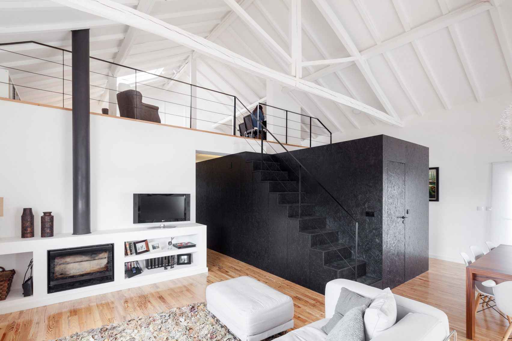 11 Rumah Mezzanine Bikin Hunian Terasa Jauh Lebih Luas