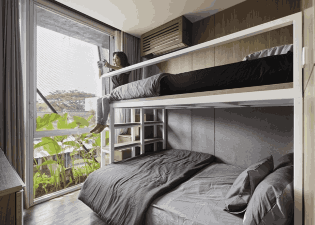 kamar tidur dengan kasur tingkat