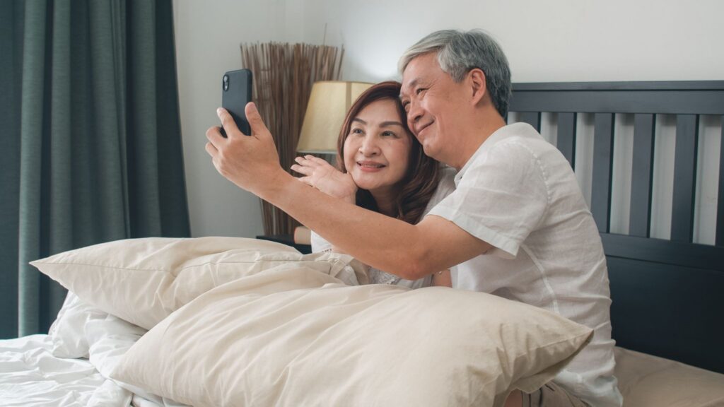 Kamar tidur utama di lantai dasar rumah dua lantai