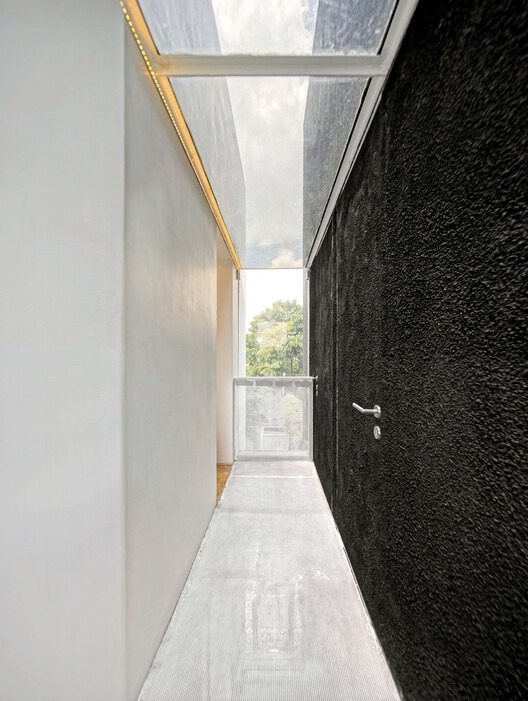 Aksen warna gelap charcoal navy rumah minimalis