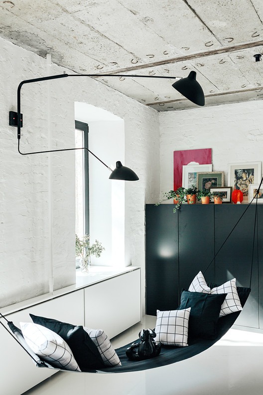 Aksen warna hitam putih rumah minimalis modern