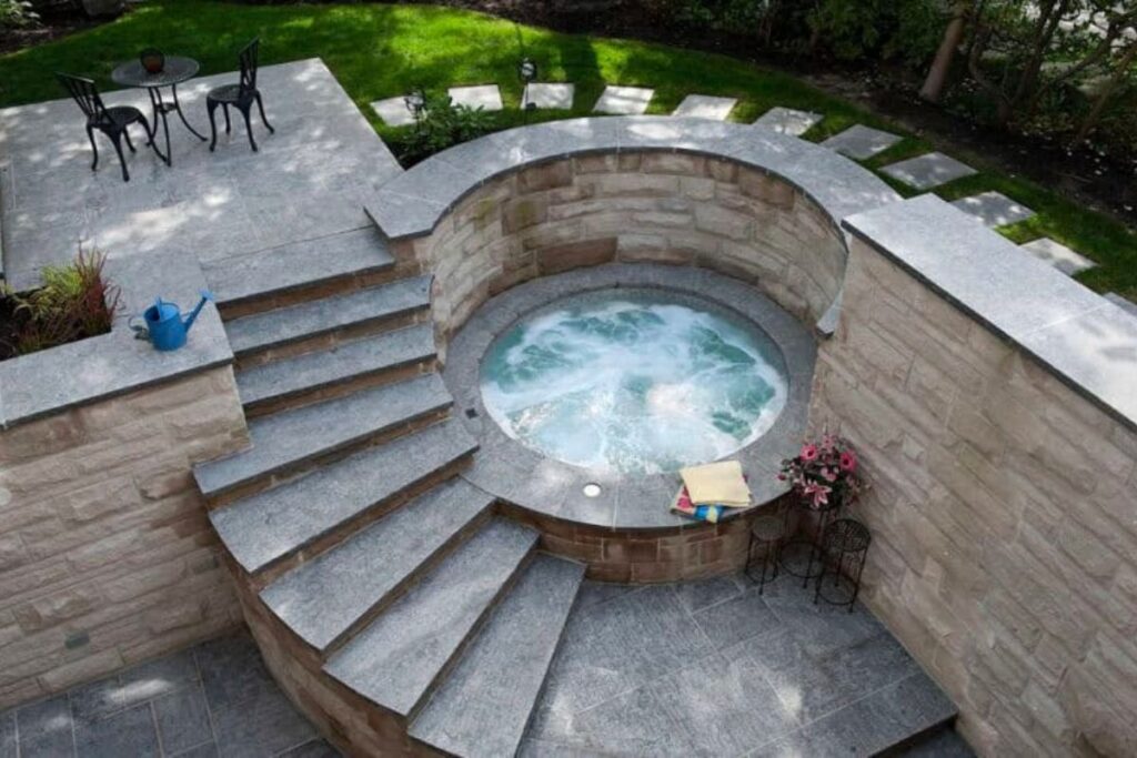 Jacuzzi outdoor yang tetap privasi